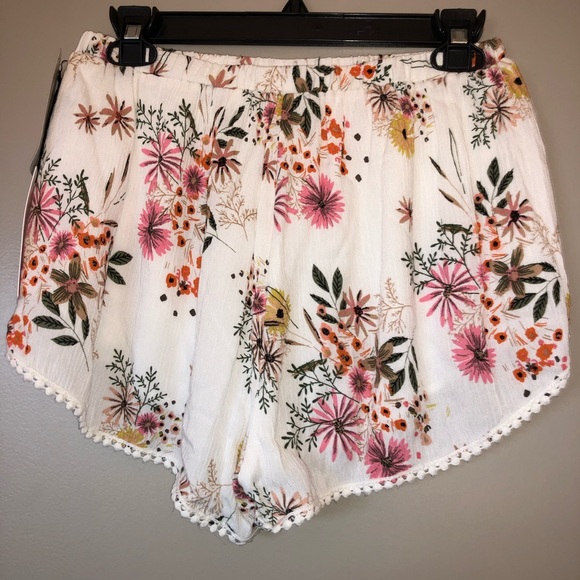 Comfy Floral Shorts! !!NWT!! - Picture 6 of 7